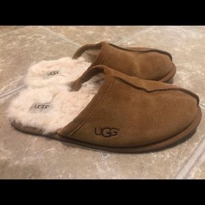 Men’s UGG slippers size 9